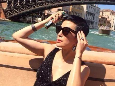 同居22年不結婚！吳君如陳可辛「堅持分房睡」，經濟獨立卻仍感情甜蜜：不願被婚姻束縛