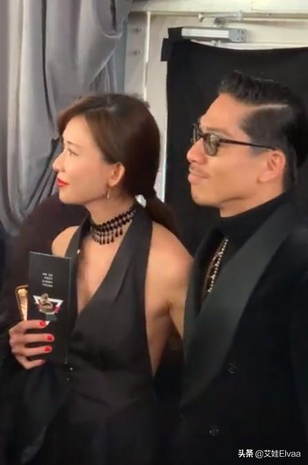 婚後身材更豐滿！林志玲夫妻同框「穿掛脖西裝太省布料」　嬌羞看鏡頭一點不像已為人妻