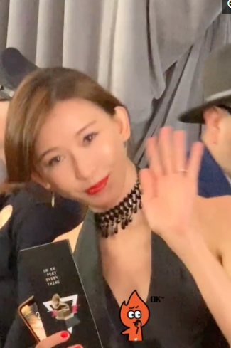 婚後身材更豐滿！林志玲夫妻同框「穿掛脖西裝太省布料」　嬌羞看鏡頭一點不像已為人妻