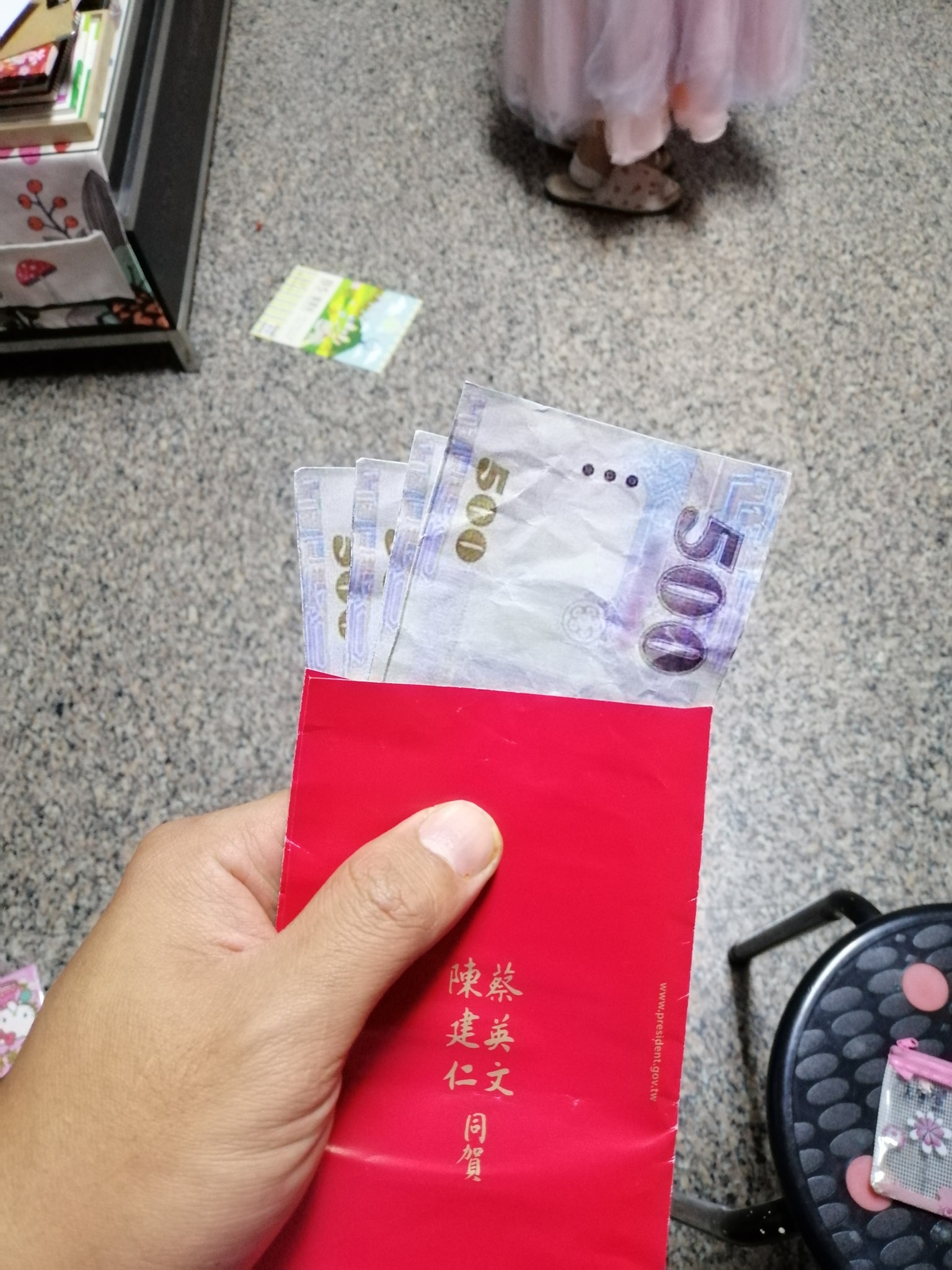 收到愛妻的紅包！人夫樂翻「用紅包買燒仙草」孝順爸媽　付錢那刻「臉瞬間綠了」：怎麼會這樣...