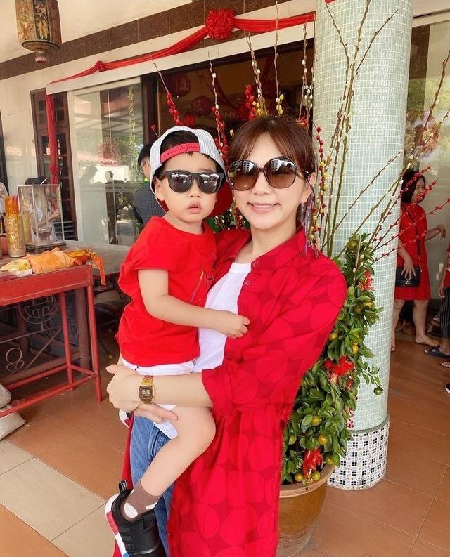 公公婆婆罕見出鏡！Ella過年回婆家，穿紅色外套配牛仔褲，跟兒子打地鋪睡得心滿意足