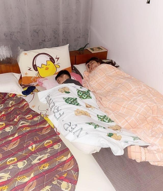 公公婆婆罕見出鏡！Ella過年回婆家，穿紅色外套配牛仔褲，跟兒子打地鋪睡得心滿意足