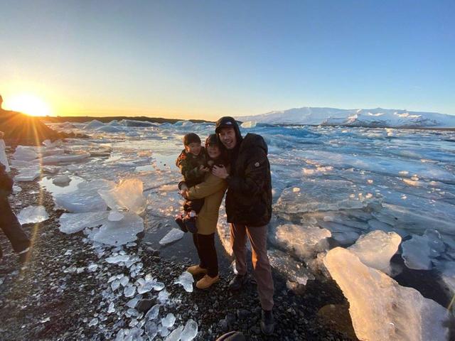 公公婆婆罕見出鏡！Ella過年回婆家，穿紅色外套配牛仔褲，跟兒子打地鋪睡得心滿意足