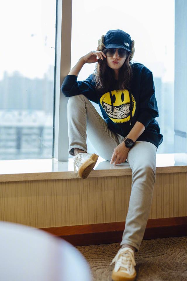 公公婆婆罕見出鏡！Ella過年回婆家，穿紅色外套配牛仔褲，跟兒子打地鋪睡得心滿意足