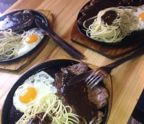 吃牛排時盤子為何要配「一個生雞蛋」?不懂的人都直接吃掉,難怪服務員都在笑你傻