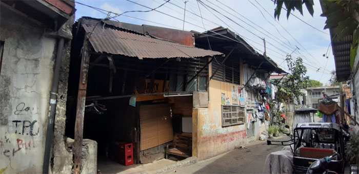 恩情還不完！窮夫妻咬牙「收養3個月大棄嬰」用愛拉拔大　他長大後「蓋一棟豪宅報恩」接養父母同住