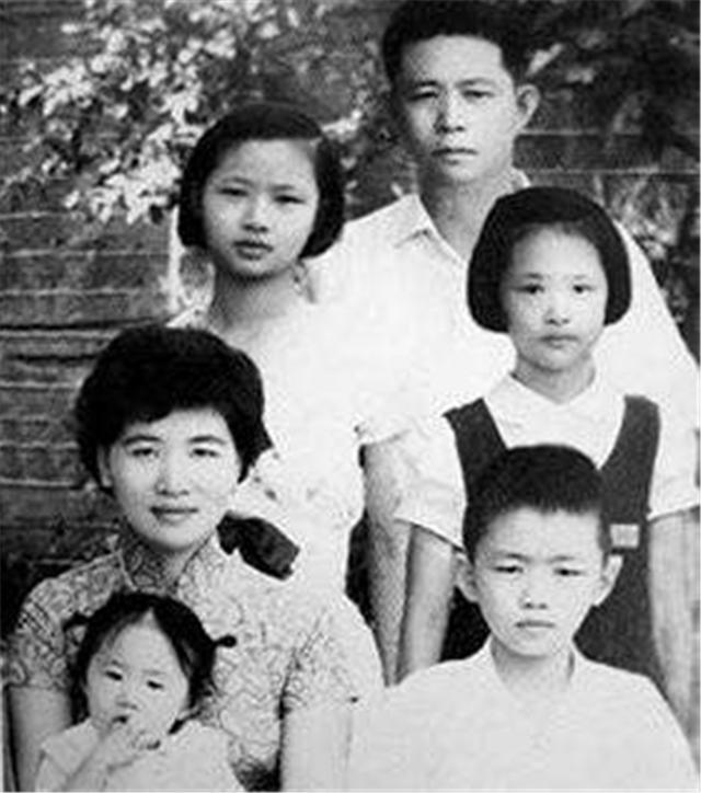 為報恩以身相許！婚後才知對方早有妻子，養大5子後棄百億家產凈身出戶