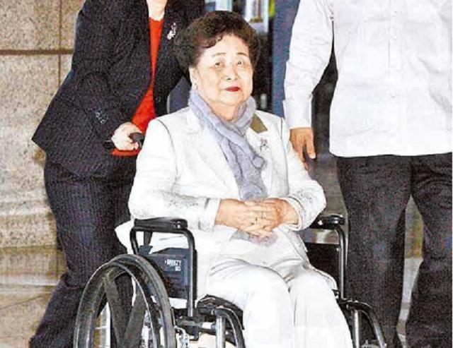 為報恩以身相許！婚後才知對方早有妻子，養大5子後棄百億家產凈身出戶