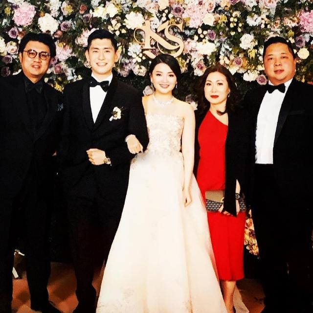 林青霞繼女過年聚會「現場名媛個個不簡單」　霸氣站中間「修長美腿超吸睛」看不出是二寶媽