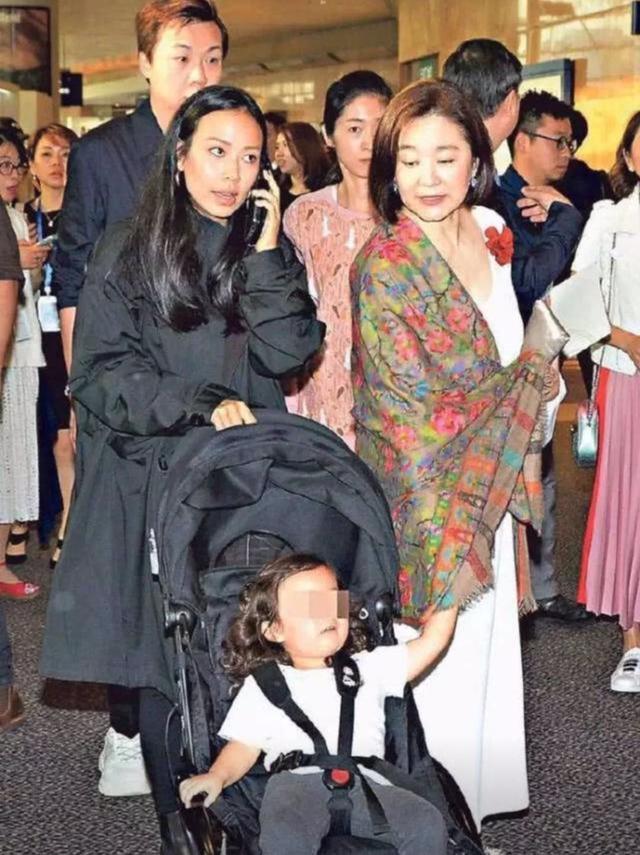 林青霞繼女過年聚會「現場名媛個個不簡單」　霸氣站中間「修長美腿超吸睛」看不出是二寶媽