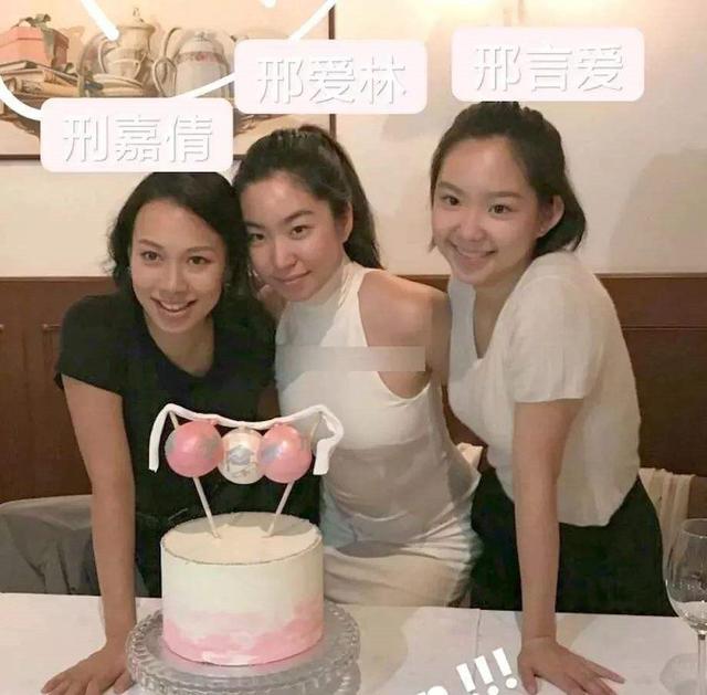 林青霞繼女過年聚會「現場名媛個個不簡單」　霸氣站中間「修長美腿超吸睛」看不出是二寶媽