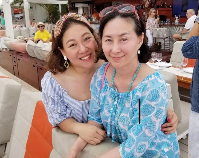 林青霞繼女過年聚會「現場名媛個個不簡單」　霸氣站中間「修長美腿超吸睛」看不出是二寶媽