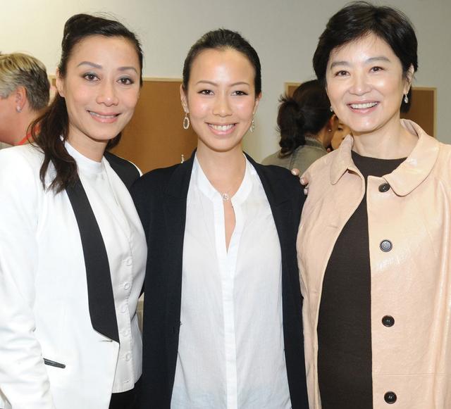 林青霞繼女過年聚會「現場名媛個個不簡單」　霸氣站中間「修長美腿超吸睛」看不出是二寶媽