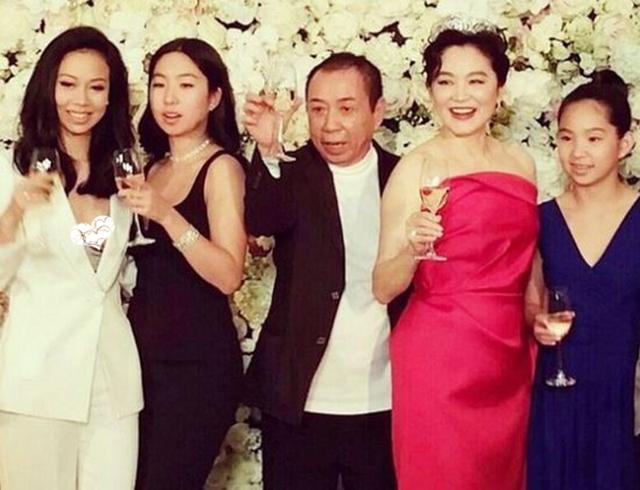 林青霞繼女過年聚會「現場名媛個個不簡單」　霸氣站中間「修長美腿超吸睛」看不出是二寶媽