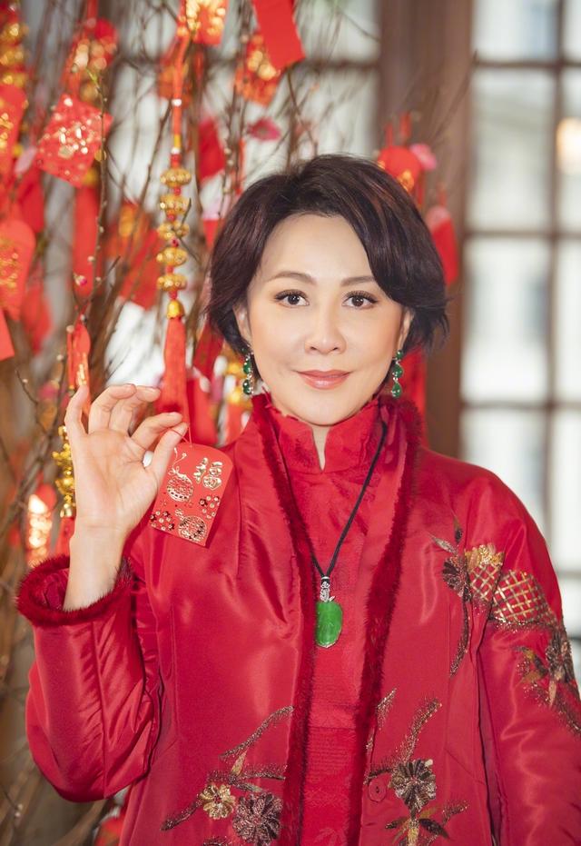 54歲劉嘉玲「穿刺繡棉襖亮相」喜氣年味十足　霸氣側分「髮量烏黑豐厚」賀歲手勢超親民