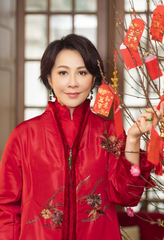 54歲劉嘉玲「穿刺繡棉襖亮相」喜氣年味十足　霸氣側分「髮量烏黑豐厚」賀歲手勢超親民