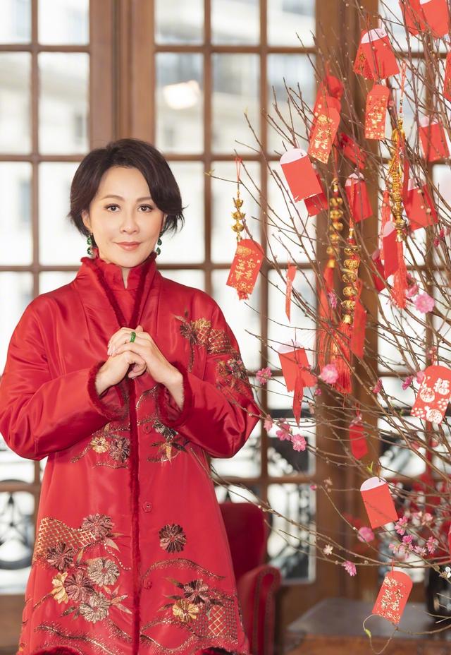 54歲劉嘉玲「穿刺繡棉襖亮相」喜氣年味十足　霸氣側分「髮量烏黑豐厚」賀歲手勢超親民