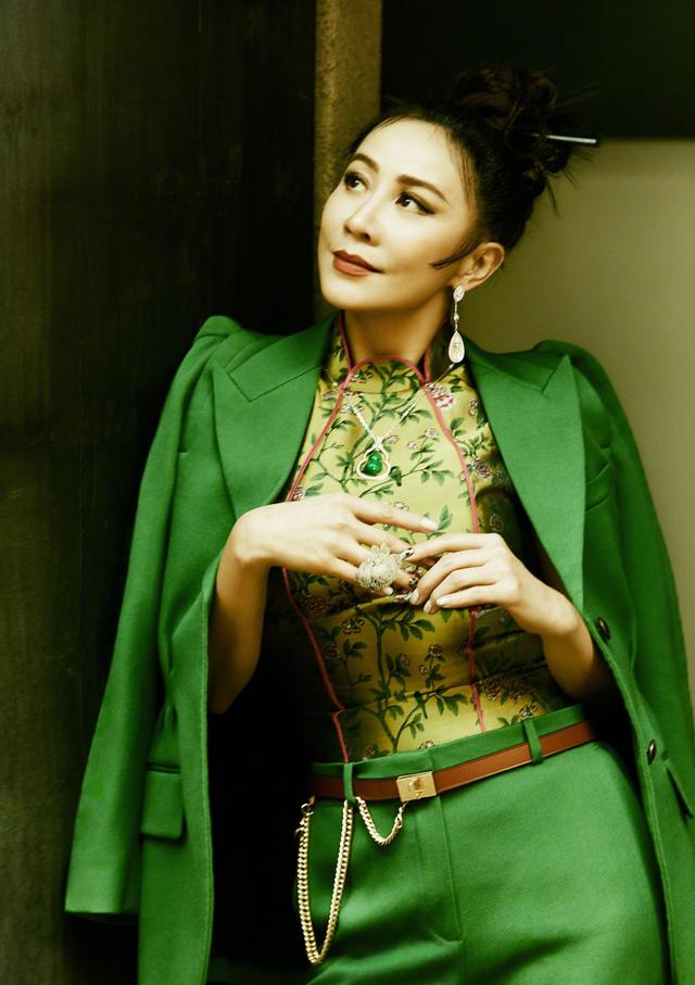 54歲劉嘉玲「穿刺繡棉襖亮相」喜氣年味十足　霸氣側分「髮量烏黑豐厚」賀歲手勢超親民