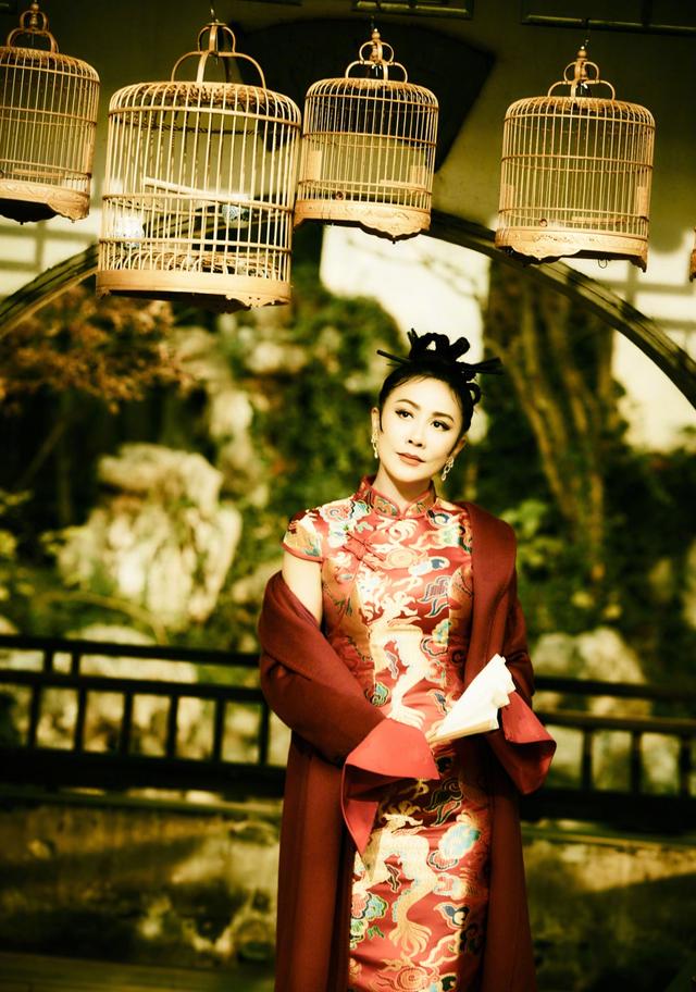 54歲劉嘉玲「穿刺繡棉襖亮相」喜氣年味十足　霸氣側分「髮量烏黑豐厚」賀歲手勢超親民