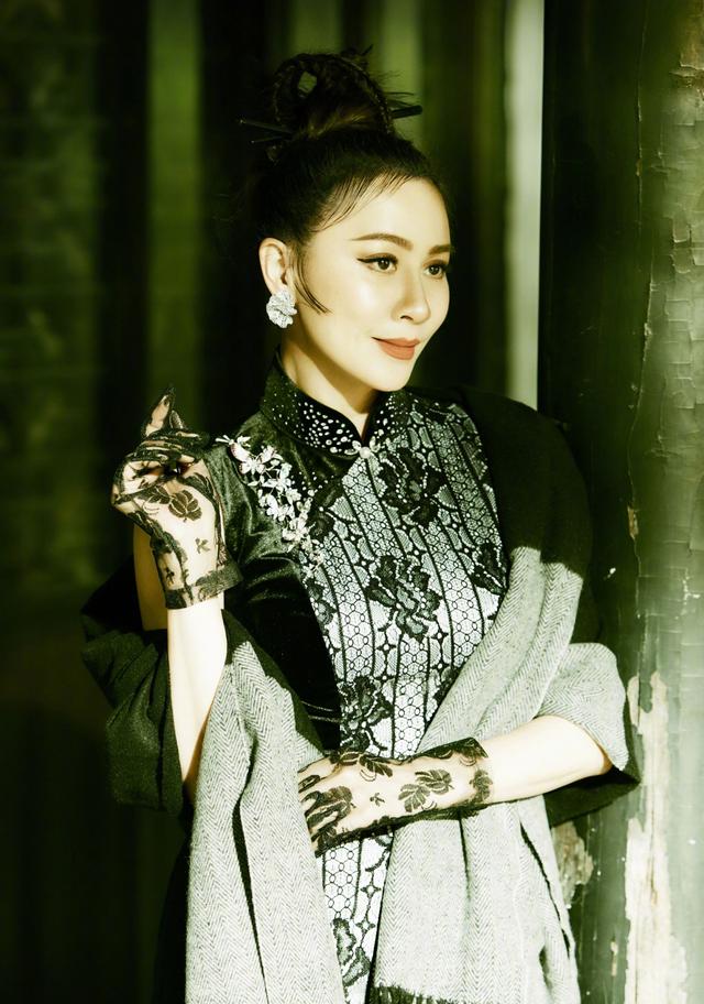 54歲劉嘉玲「穿刺繡棉襖亮相」喜氣年味十足　霸氣側分「髮量烏黑豐厚」賀歲手勢超親民