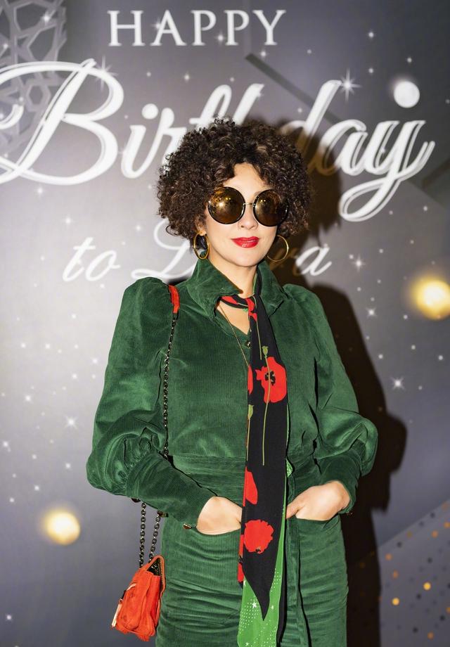 54歲劉嘉玲「穿刺繡棉襖亮相」喜氣年味十足　霸氣側分「髮量烏黑豐厚」賀歲手勢超親民