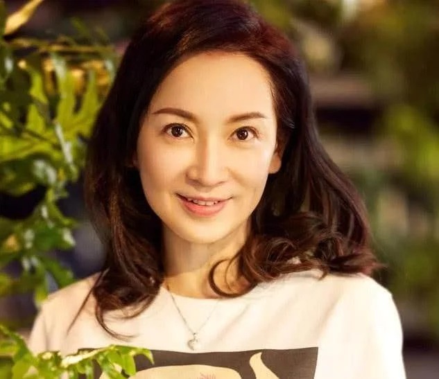 56歲龔慈恩「真心祝福前夫」不強求找伴！　女兒甜美可人「16歲學霸兒高大帥氣」常伴母左右