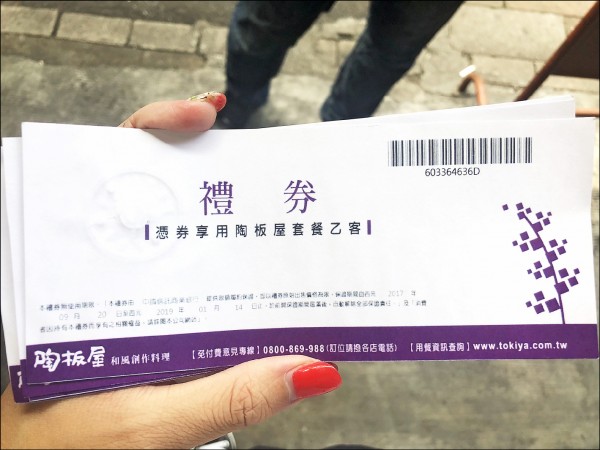 整理家裡發現「老古董」！她從倉庫翻出「一整疊陳年油票」　疑惑上網問「還能用嗎」大家驚：準備發了