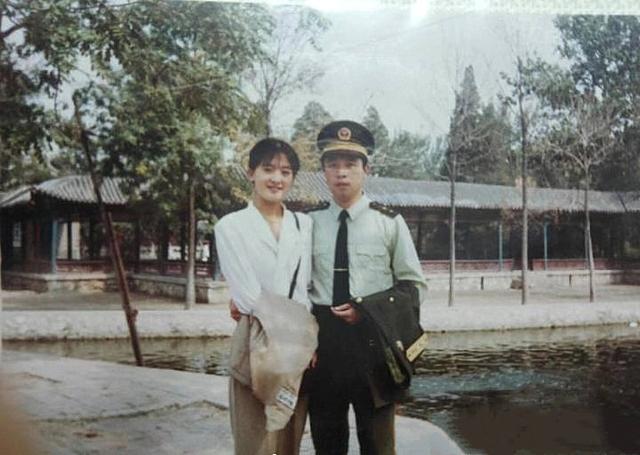 一家三口屬我最醜！網友紛紛曬出「父母年輕照」，超高顏值引熱議：感覺不是親生的