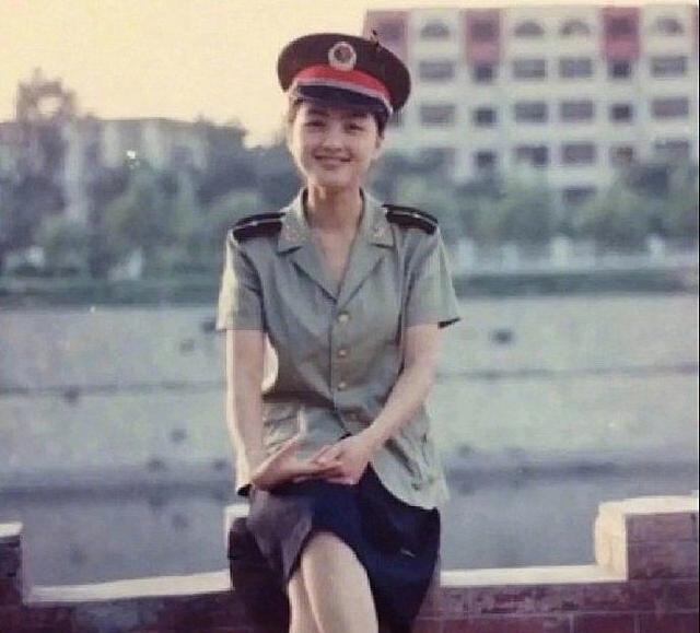 一家三口屬我最醜！網友紛紛曬出「父母年輕照」，超高顏值引熱議：感覺不是親生的