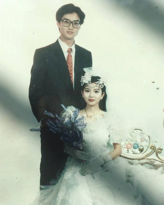 一家三口屬我最醜！網友紛紛曬出「父母年輕照」，超高顏值引熱議：感覺不是親生的