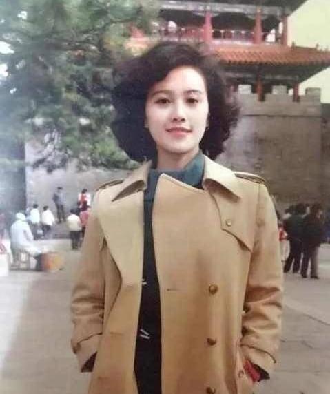 一家三口屬我最醜！網友紛紛曬出「父母年輕照」，超高顏值引熱議：感覺不是親生的