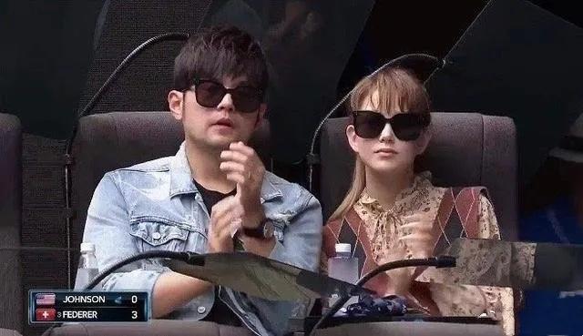 初二回娘家！昆凌帶周杰倫回娘家，杰倫親自包餃子太寵溺，昆凌太像國外媽媽了