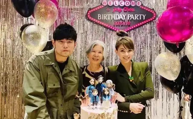 初二回娘家！昆凌帶周杰倫回娘家，杰倫親自包餃子太寵溺，昆凌太像國外媽媽了