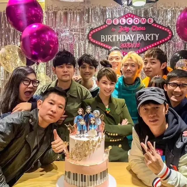 初二回娘家！昆凌帶周杰倫回娘家，杰倫親自包餃子太寵溺，昆凌太像國外媽媽了