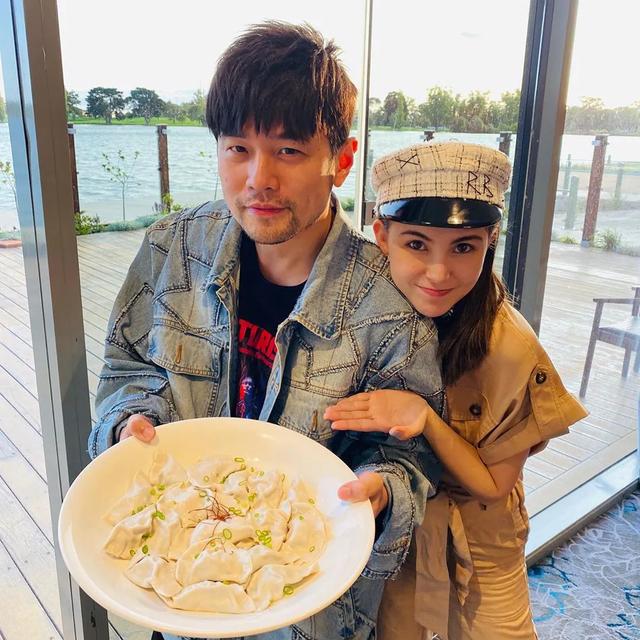 初二回娘家！昆凌帶周杰倫回娘家，杰倫親自包餃子太寵溺，昆凌太像國外媽媽了