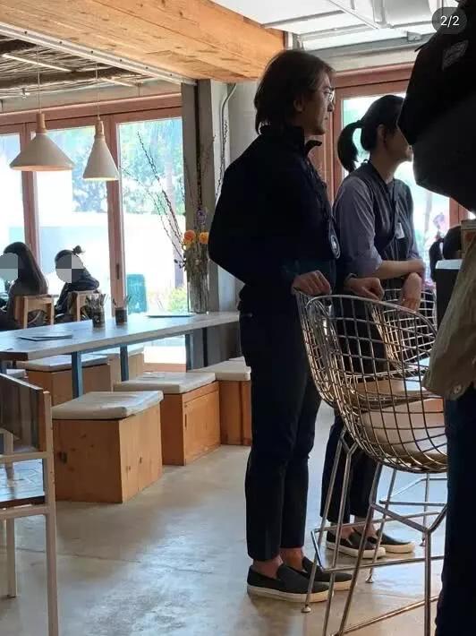 53歲鄭伊健「與妻穿情侶鞋逛街」深情對視　相愛13年「猶如熱戀情侶」為夫退去明星光環