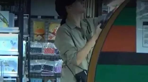 53歲鄭伊健「與妻穿情侶鞋逛街」深情對視　相愛13年「猶如熱戀情侶」為夫退去明星光環