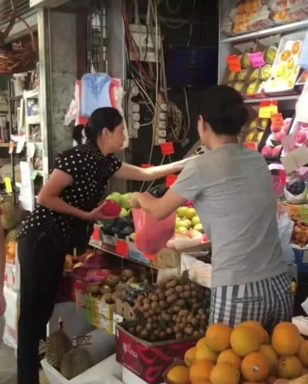 53歲鄭伊健「與妻穿情侶鞋逛街」深情對視　相愛13年「猶如熱戀情侶」為夫退去明星光環