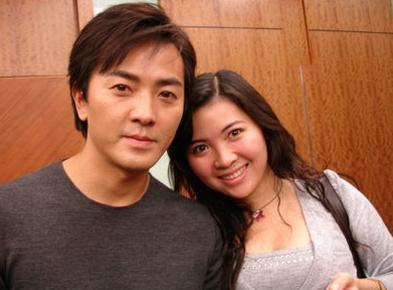 53歲鄭伊健「與妻穿情侶鞋逛街」深情對視　相愛13年「猶如熱戀情侶」為夫退去明星光環