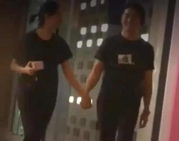 53歲鄭伊健「與妻穿情侶鞋逛街」深情對視　相愛13年「猶如熱戀情侶」為夫退去明星光環