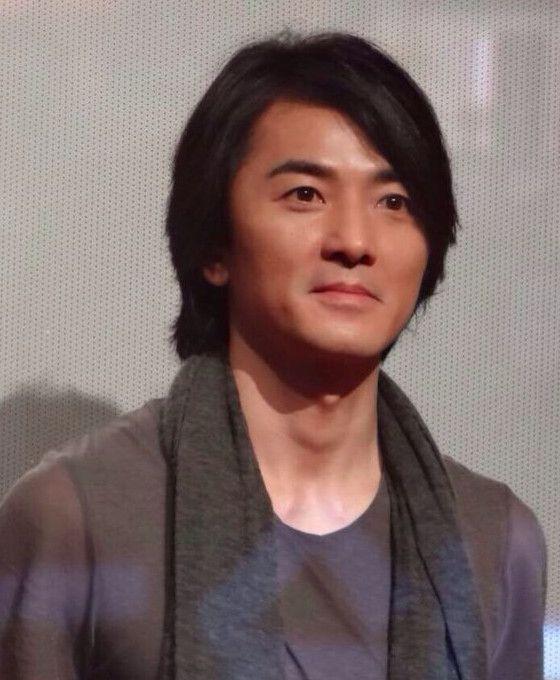 53歲鄭伊健「與妻穿情侶鞋逛街」深情對視　相愛13年「猶如熱戀情侶」為夫退去明星光環