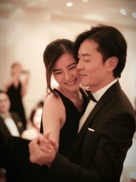 53歲鄭伊健「與妻穿情侶鞋逛街」深情對視　相愛13年「猶如熱戀情侶」為夫退去明星光環