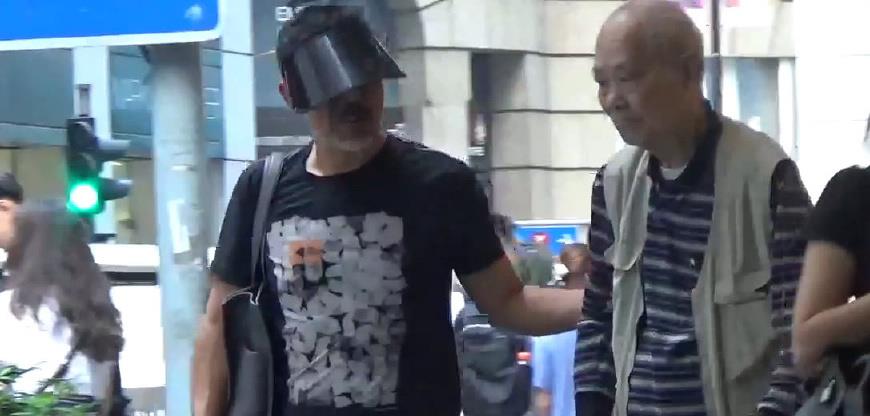 孝順夫妻檔！劉青雲帶爸媽健檢「抱80歲父下車」　母上車「妻用手擋車頂 」盡心呵護公婆