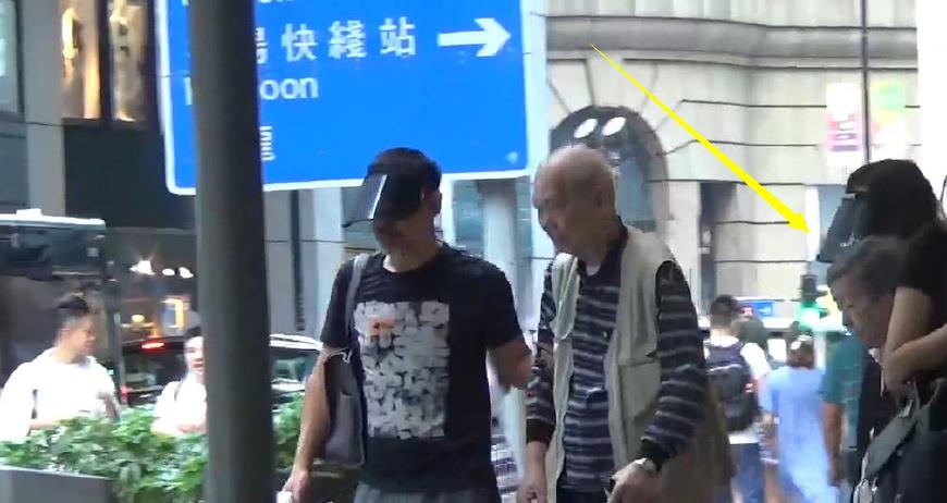 孝順夫妻檔！劉青雲帶爸媽健檢「抱80歲父下車」　母上車「妻用手擋車頂 」盡心呵護公婆