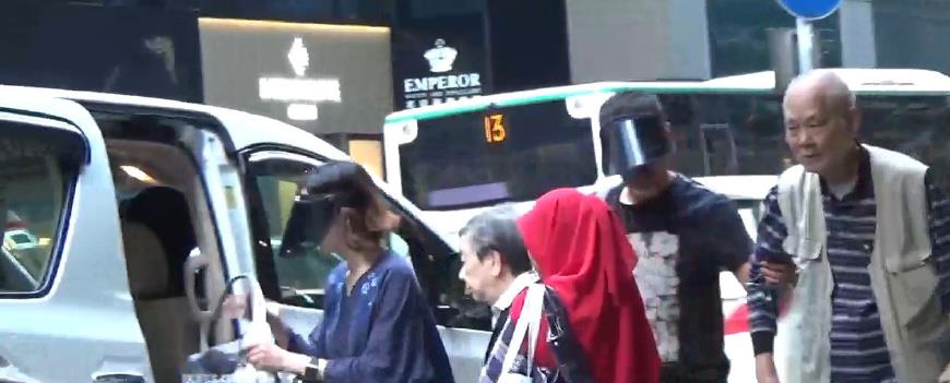 孝順夫妻檔！劉青雲帶爸媽健檢「抱80歲父下車」　母上車「妻用手擋車頂 」盡心呵護公婆