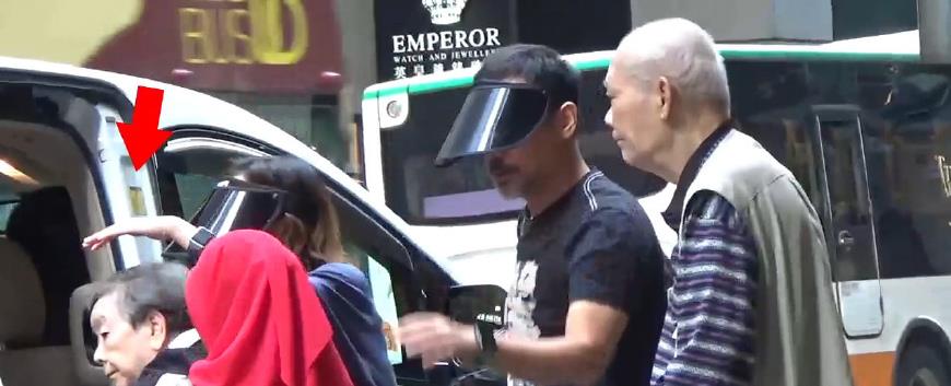 孝順夫妻檔！劉青雲帶爸媽健檢「抱80歲父下車」　母上車「妻用手擋車頂 」盡心呵護公婆