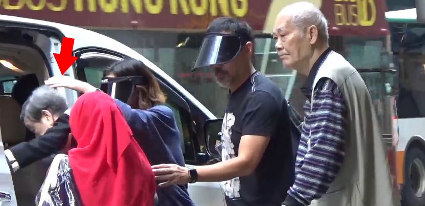 孝順夫妻檔！劉青雲帶爸媽健檢「抱80歲父下車」　母上車「妻用手擋車頂 」盡心呵護公婆