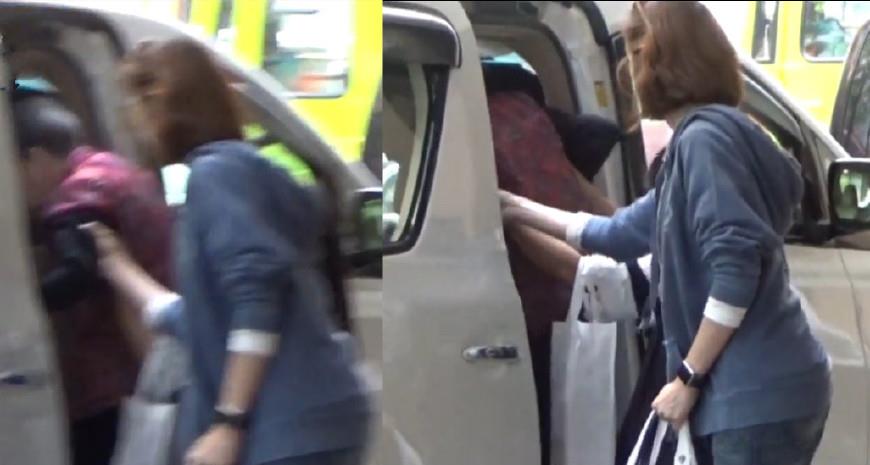 孝順夫妻檔！劉青雲帶爸媽健檢「抱80歲父下車」　母上車「妻用手擋車頂 」盡心呵護公婆