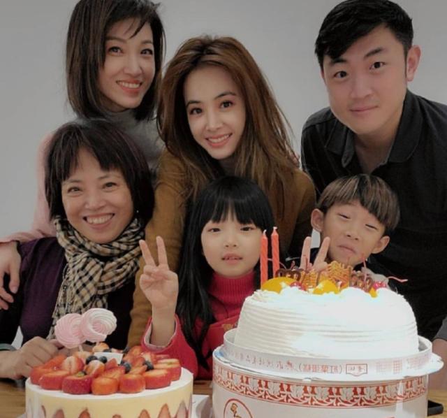 「母女三人」長相超相似!蔡依林曬與姐姐一家開心慶生,還曝出姐姐與姐夫的愛情故事:就像韓劇一樣