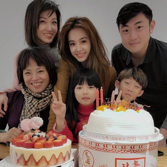 「母女三人」長相超相似!蔡依林曬與姐姐一家開心慶生,還曝出姐姐與姐夫的愛情故事:就像韓劇一樣